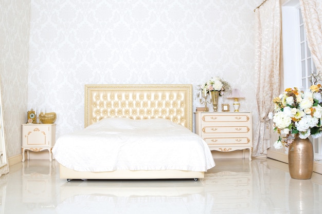 Blanco elegante de lujo con diseño interior dorado de dormitorio