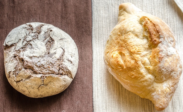 Blanco y negro - pan de centeno y trigo