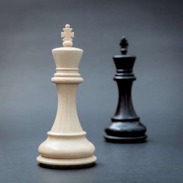 Blanco y negro rey y caballero de la configuración de ajedrez en el fondo oscuro.
