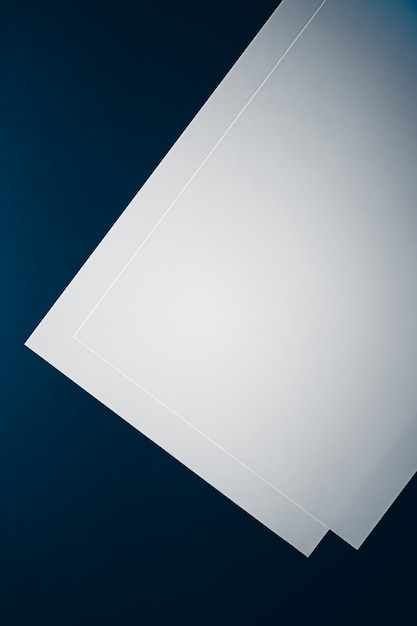 Foto en blanco un papel blanco sobre fondo azul como papelería de oficina flatlay lujo branding flat lay y sujetador ...