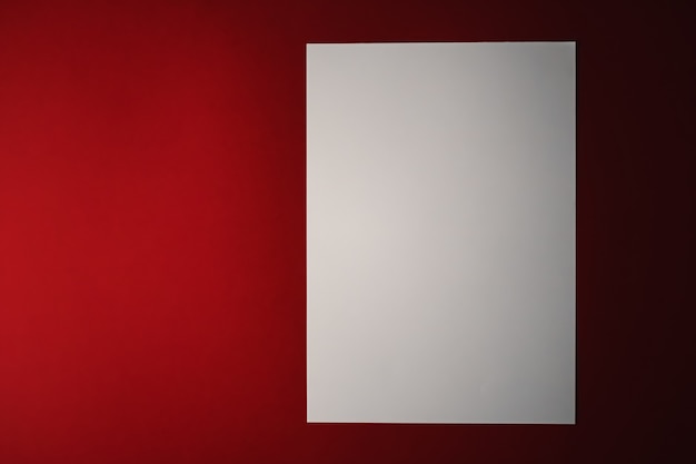 En blanco un papel blanco sobre fondo rojo como material de oficina flatlay luxury branding flat lay y diseño de identidad de marca para maqueta