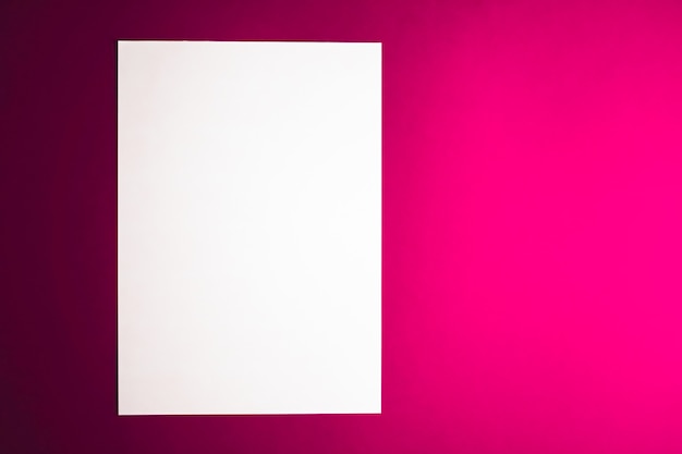 En blanco un papel blanco sobre fondo rosa como material de oficina flatlay luxury branding flat lay y diseño de identidad de marca para maqueta