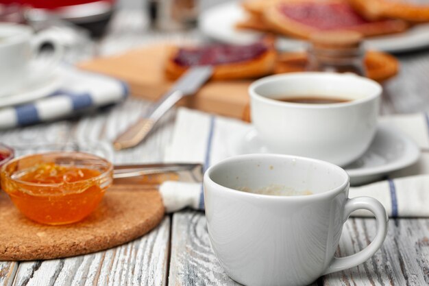 Blanco taza de café en la mesa de cocina de madera