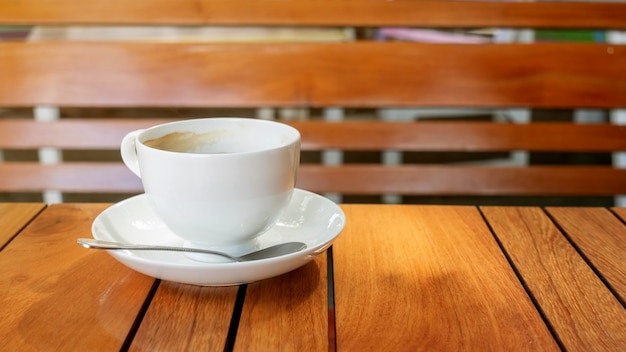 Foto blanco taza de café en una mesa de madera