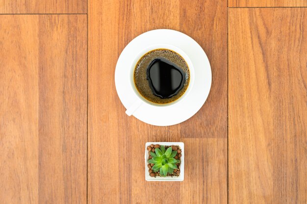 Foto blanco taza de café sobre fondo de madera