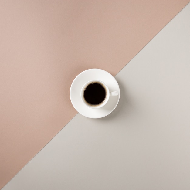 Blanco taza de café sobre fondo de papel diagonal marrón