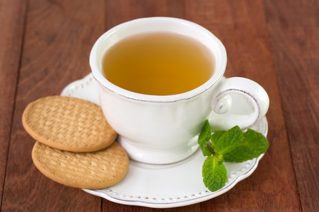 Blanco taza de té con galletas