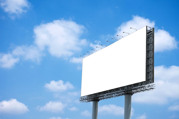 Blank Billboard Mockup mit weißem Bildschirm auf blauem Himmel und Wolken Hintergrund Beschneidungspfad auf dem Bildschirm