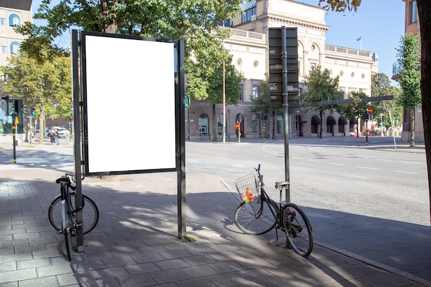 Blank billboard simulado na cidade para mensagem de texto ou conteúdo.