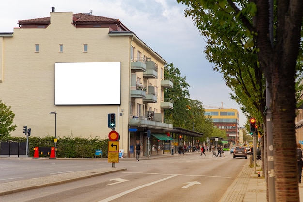 Blank billboard simulado na estrada da cidade para mensagem de texto ou conteúdo.