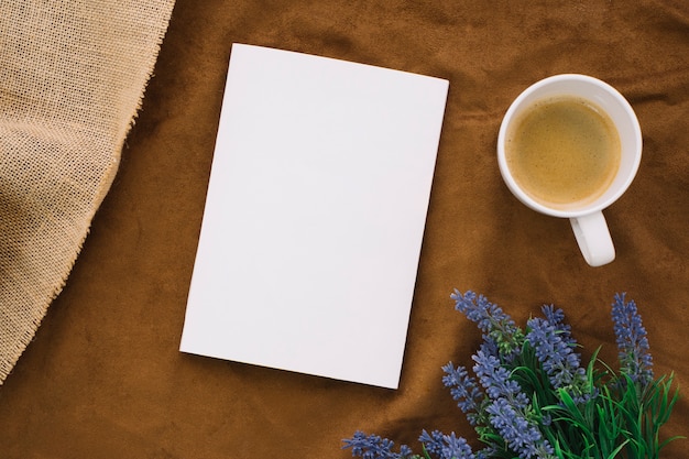 Foto blank buch mockup mit kaffee und blumen