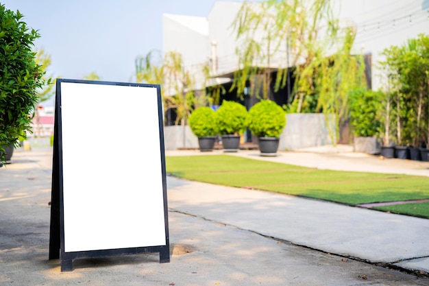 Blank Business Billboard auf einem städtischen Bürgersteig