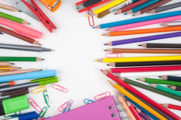 Blank Paper und Schule oder Büro-Tools auf weißem Hintergrund