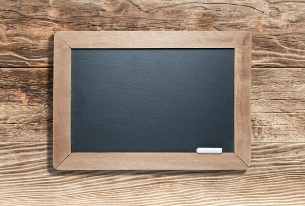 Blank Slate Black Chalkboard mit Kreide auf altem Holz-Hintergrund