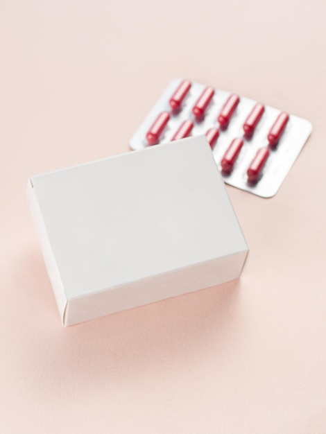 Blank White Product Package Medicine Drug Box MockupxANNeben der Box befindet sich eine Blisterpackung mit einer Vitamindraufsicht Platz für Logo und Text