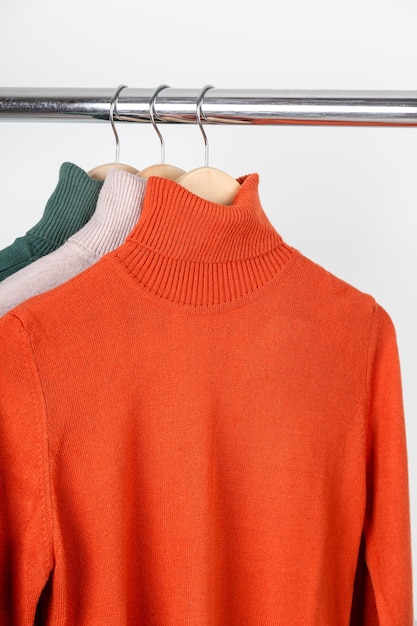 Blanko Rollkragenpullover Mockup auf Kleiderbügel leuchtend orange ocker Rollkragen mit beige und grün...