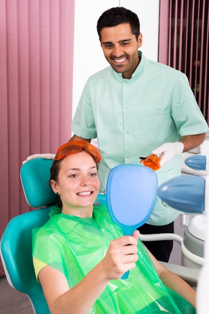Foto blanqueamiento dental con láser