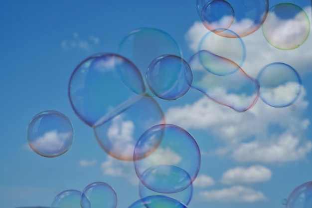 Foto blasen gegen den blauen himmel