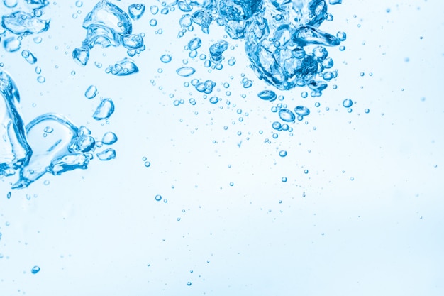 Blasen im Hintergrund des blauen Wassers.