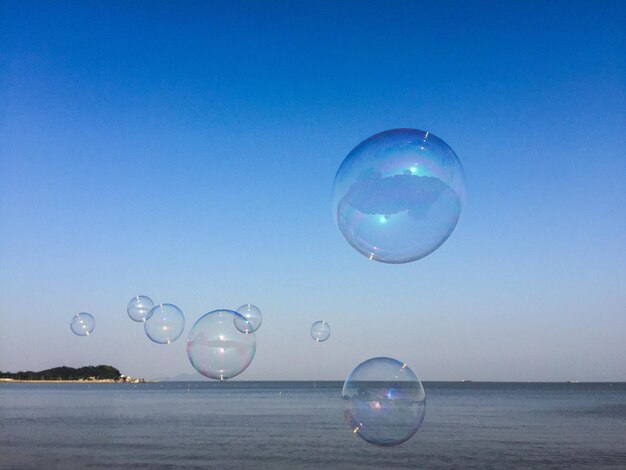 Foto blasen über dem meer gegen den blauen himmel