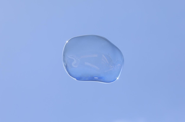 Blasengebläse auf Hintergrund des blauen Himmels