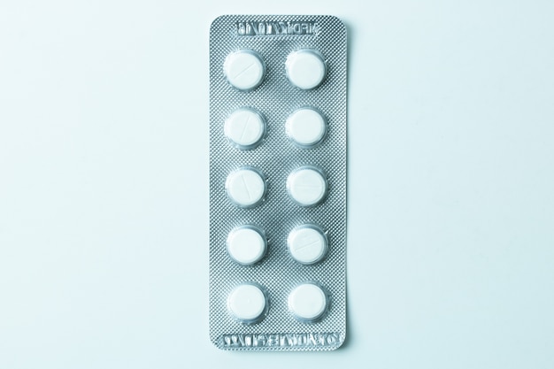 Blasenmedizin-Pillenparacetamol auf Weiß