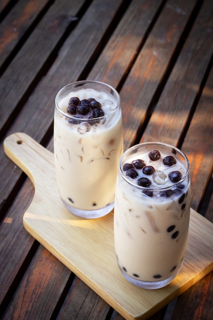 Blasenmilchtee im glas. trendiges getränk in asien. süßes getränk mit tapioka.