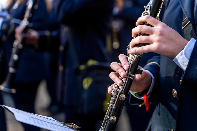 Blasinstrumentmusikband macht Musik auf der Straße