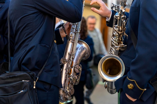 Foto blasinstrumentmusikband macht musik auf der straße