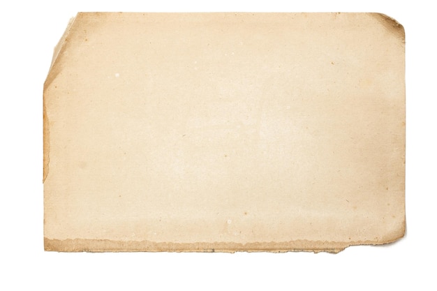 Blatt aus altem vergilbtem papier mit einschlüssen und unebenen, zerrissenen, verdrehten kanten