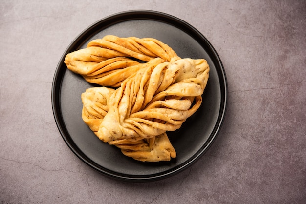 Blattform oder Laccha Mathri oder Mathiya ist ein Rajasthani Tea Time Snack. Es ist ein frittierter Blätterteig aus dem Nordwesten Indiens