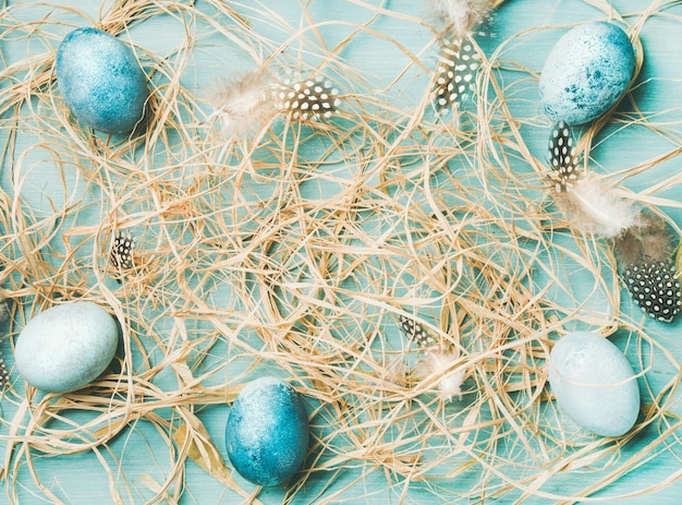 Blau bemalte traditionelle Eier für den Kopierraum der Osterfeiertage