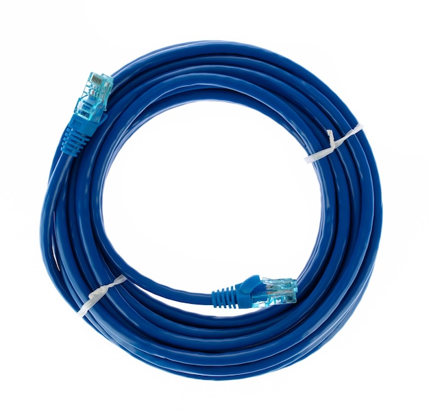 Blau des LAN-Netzwerkverbindungs-Ethernet-Kabels lokalisiert auf weißem Hintergrund.