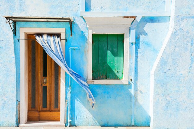 Blau gestrichene Hauswand. Bunte Häuser auf der Insel Burano, Venedig, Italien