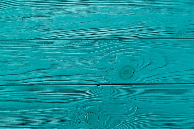 Blau lackierte Holzoberfläche mit Knoten