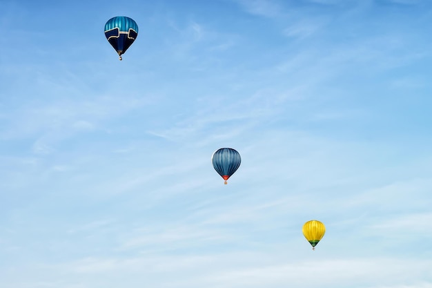 Blau und gelb gefärbte Heißluftballons am Himmel von Vilnius, Litauen