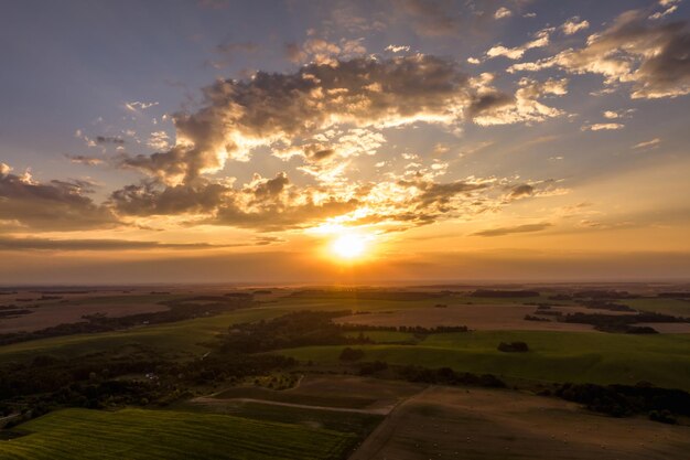 Blau-violett-rot Sonnenuntergang-Himmel-Hintergrund mit abendlichen lockigen rollenden Wolken kann für den Himmel Ersatz verwenden