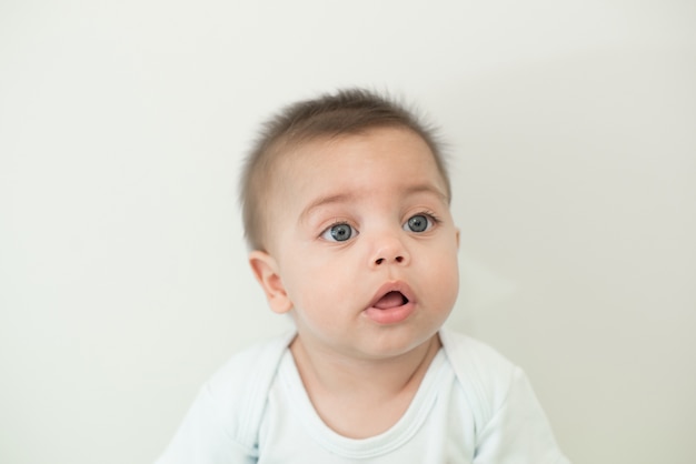 Blauäugiges Baby auf weißem Hintergrund