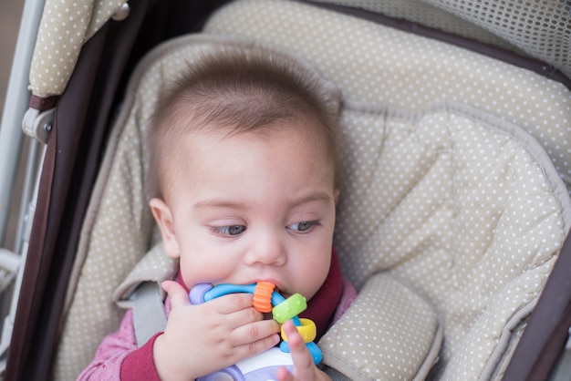 Blauäugiges Baby im Kinderwagen