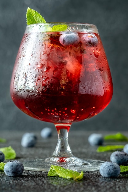Blaubeer-Gin-Smash-Cocktail