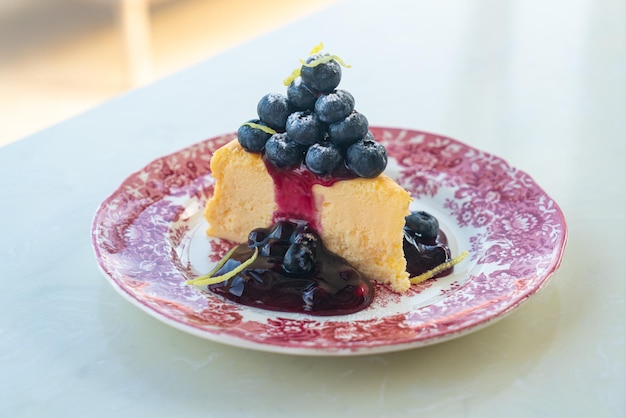 Blaubeer-Käse-Torte auf Vintage-Porzellanteller