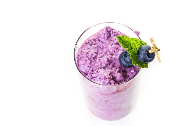 Blaubeer-Smoothie aus frischen Bio-Heidelbeeren und Naturjoghurt.