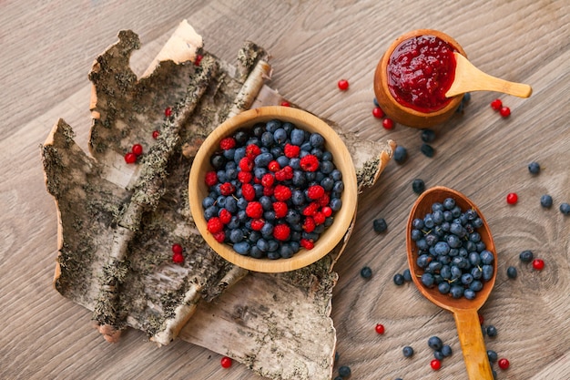 Blaubeer- und Himbeerbeerenmarmelade mit frischen Beeren