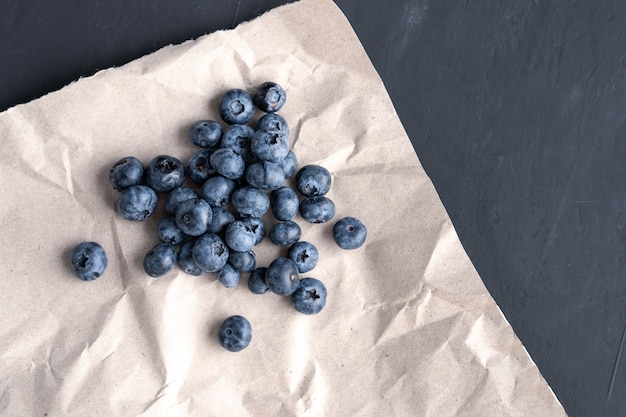 Blaubeerantioxidansorganisches superfood in einer Papierverpackung für Draufsicht der gesunden Ernährung und der nährenden Nahrung.