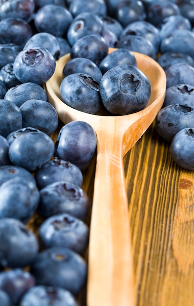 Blaubeerbeeren auf einem Holztisch