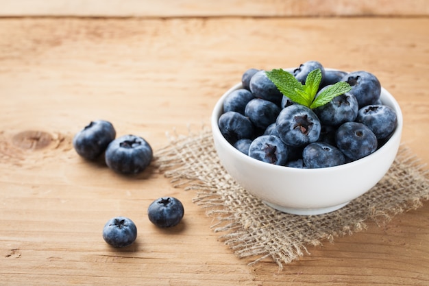 Blaubeere auf Holztisch.