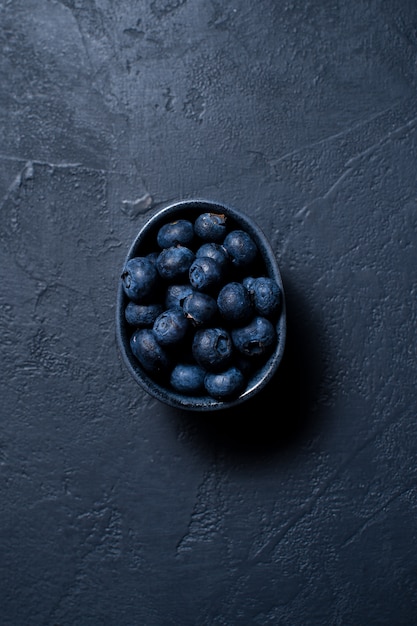 Blaubeere auf schwarzem Schiefer.