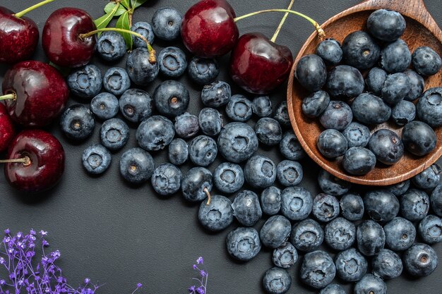 Blaubeere auf weißem Holztisch. Blaubeeren in der hölzernen Schüssel