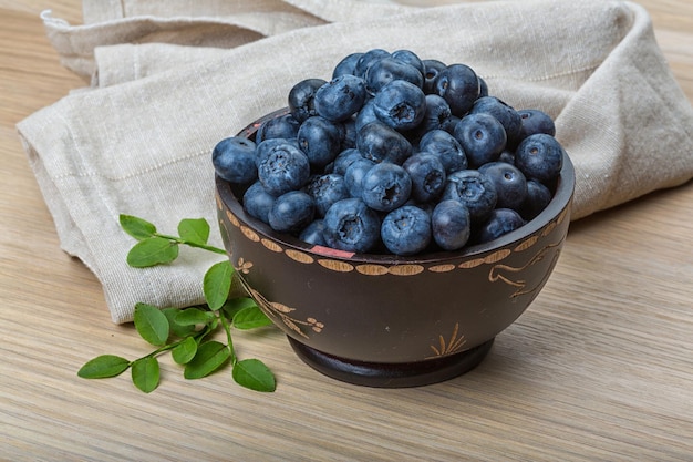 Blaubeere mit Blättern in der Schüssel