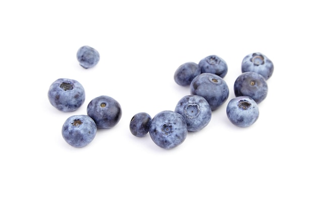 Blaubeere süße blaue Beeren isoliert auf weißem Hintergrund